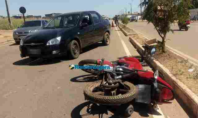 Motociclista fica lesionada ao se envolver em acidente durante conversão proibida em via da capital