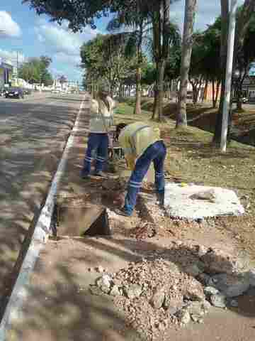 Semusb desobstrui caixas coletoras e reconstrói calçadas na Jorge Teixeira