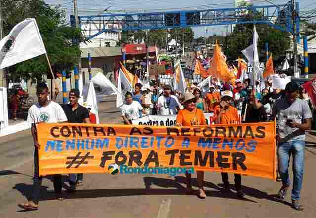 Pouco mais de mil trabalhadores e sindicalistas participam de passeata contra reformas; fotos