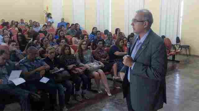Servidores da Educação assistem palestra de ministro do STM na capital