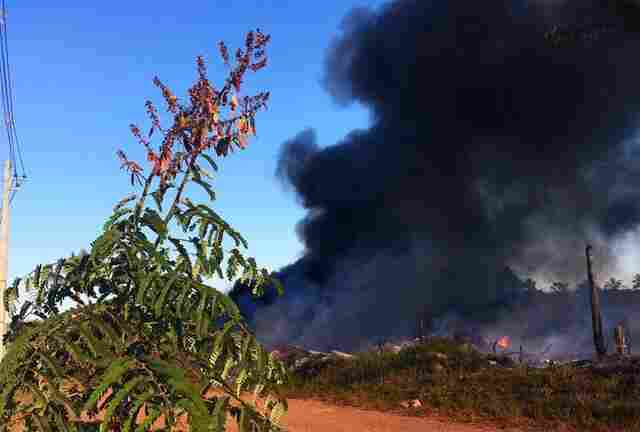 Fogo em matagal destrói depósito em Porto Velho
