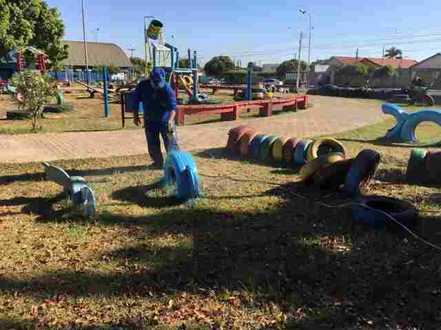 Praças com parque de pneus recebem manutenção em Ji-Paraná