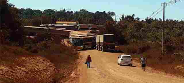 Moradores liberam acesso da Estrada da Penal após compromisso de carro pipa e asfaltamento
