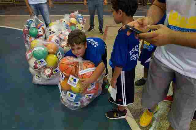 Secretaria de Esporte entrega material esportivo e lança campanha de doação de tênis e chuteiras; vídeo