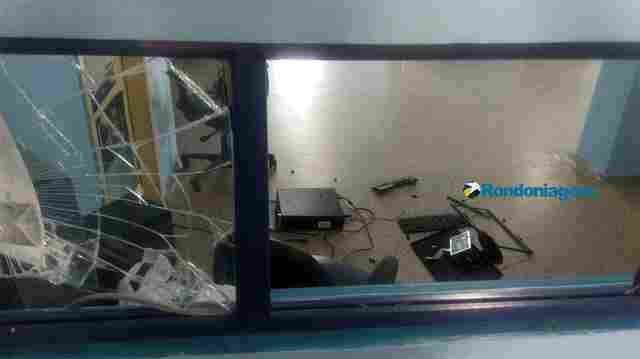 Após demora em UPA, jovem perde controle e quebra vidraça e computador