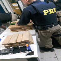 Três pessoas são presas transportando drogas na BR-364