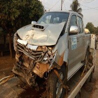 Caminhonetes colidem em estrada rural