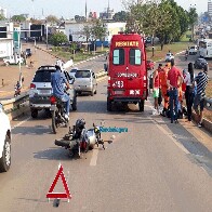 Motociclista colide em caminhonete parada no elevado do Trevo do Roque