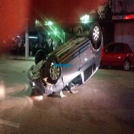 Motorista sai ileso após capotar carro em avenida da capital
