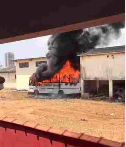 Incêndio destrói ônibus ao lado do Corpo de Bombeiros