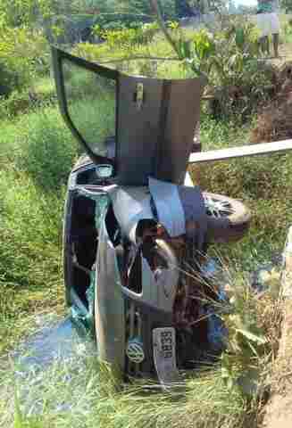 Motorista morre após carro cair em igarapé