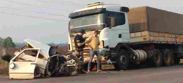 Colisão entre carreta e Fiorino deixa um morto na BR-364; fotos