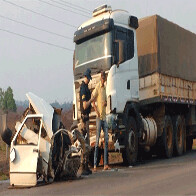 Colisão entre carreta e Fiorino deixa um morto na BR-364; fotos