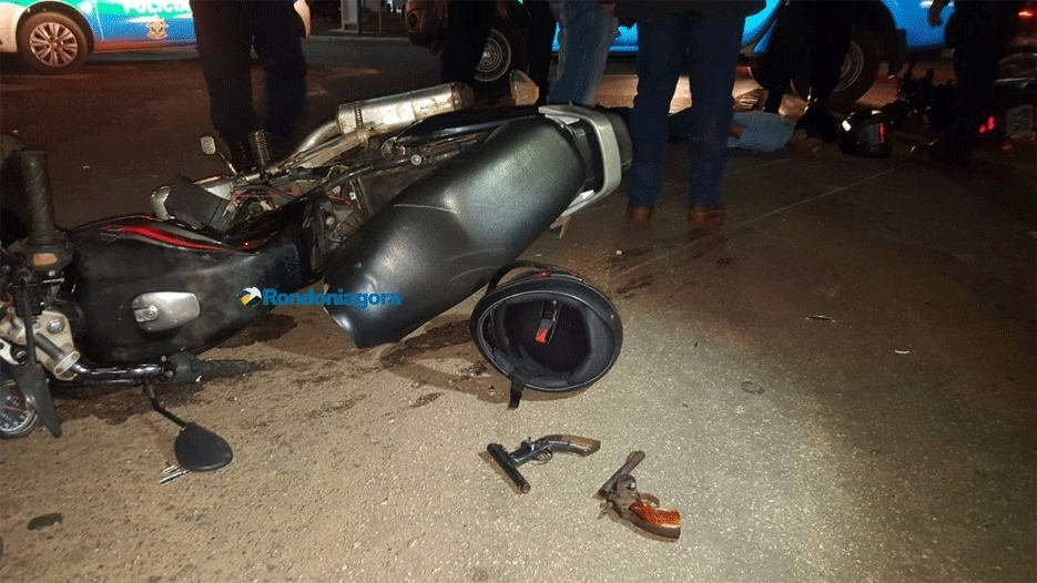 Dupla de moto foge da PM, causa acidente e é presa com armas na Avenida Jorge Teixeira