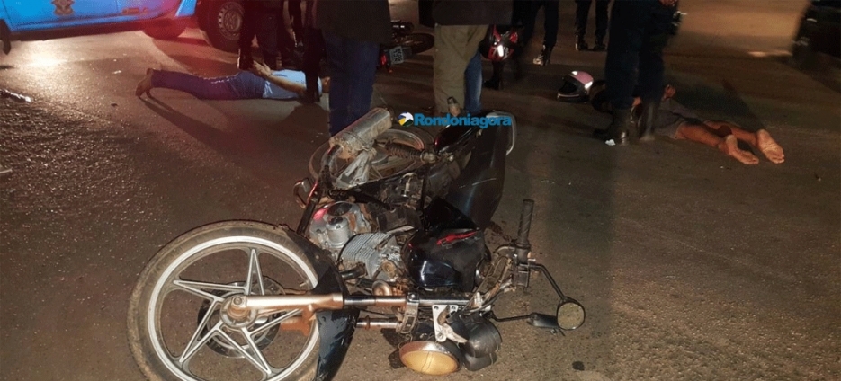 Dupla de moto foge da PM, causa acidente e é presa com armas na Avenida Jorge Teixeira