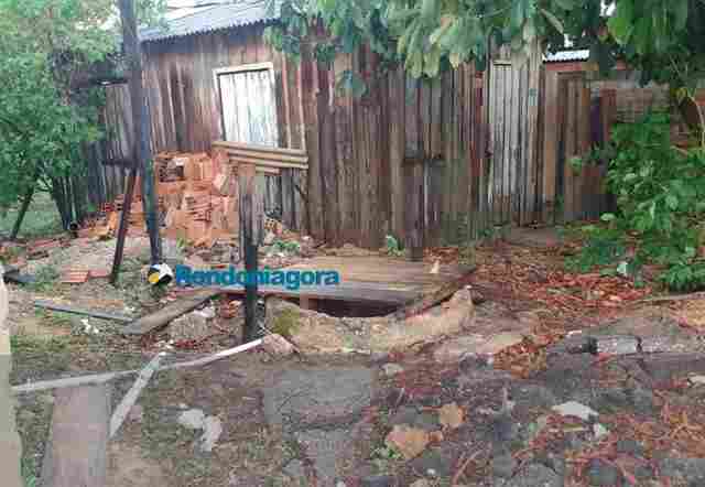 Poço onde jovem caiu é coberto com madeira mas ainda oferece riscos