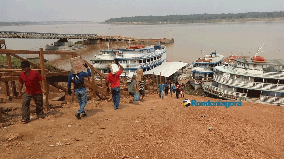 Sem terminal hidroviário, pescadores constroem escadaria para facilitar o trabalho em Porto Velho