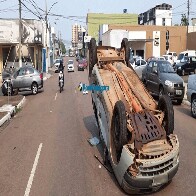 Colisão entre automóveis causa capotamento e deixa duas mulheres feridas em Porto Velho