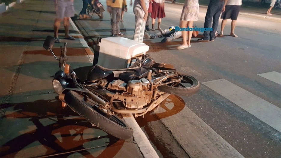 Entregador de pizza fica ferido ao ser atingido por motociclista na Avenida Jorge Teixeira