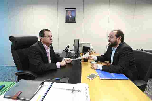 Laerte Gomes entrega pedido de revogação de decreto que aumenta preço do leite ao consumidor