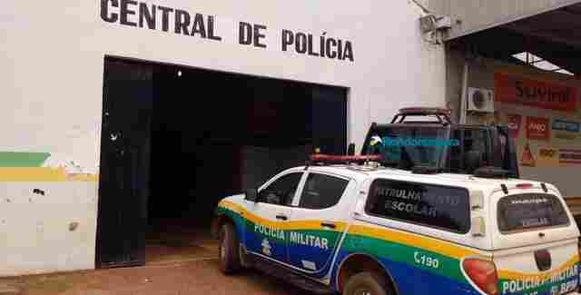 Homem é preso após esposa acusá-lo de agressão em bar da capital
