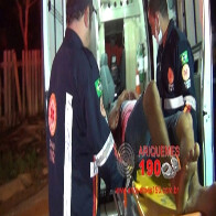 Jovens são baleados em frente de residência durante a madrugada