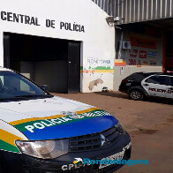 Mulher é agredida pelo marido durante discussão no meio da rua