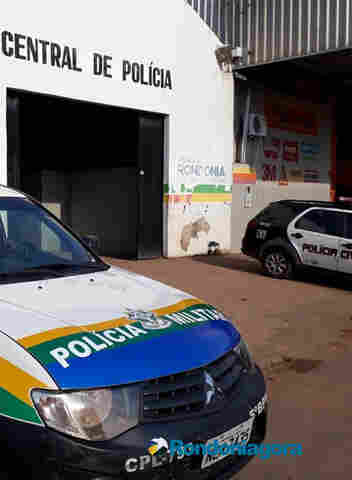 Mulher é agredida pelo marido durante discussão no meio da rua