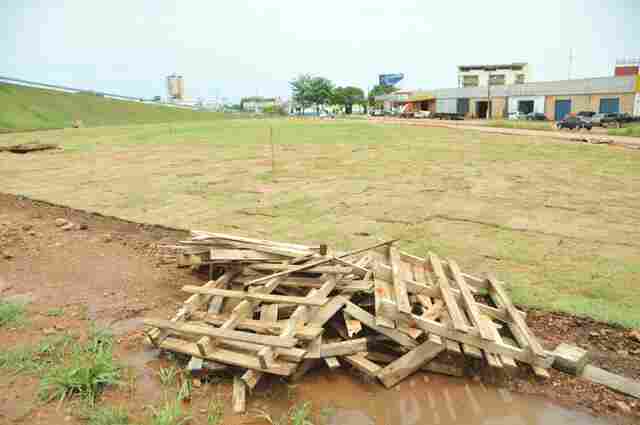 Bandidos furtam 40 metros quadrados de grama no Trevo do Roque e obra de paisagismo pode atrasar