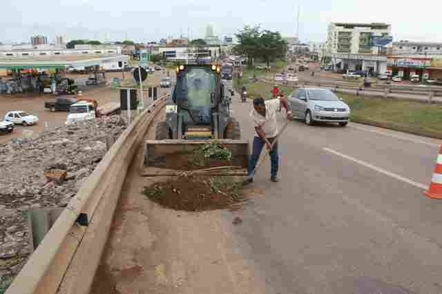 Prefeitura inicia mutirão de limpeza na BR-364 em Porto Velho