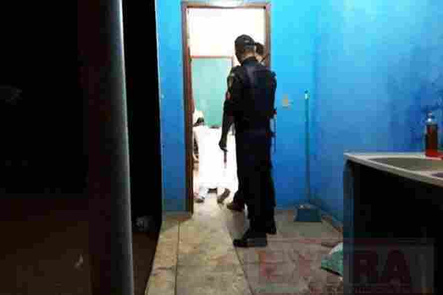 Jovem é assassinada a tiros em residência