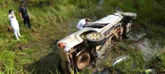 Uma pessoa morre e três ficam feridas após caminhonete capotar na BR-429