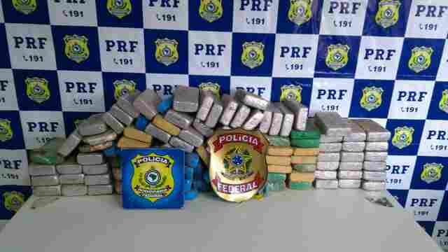 Ação conjunta da PRF e PF apreende 100 kg de cocaína escondidos em carregamento de madeira
