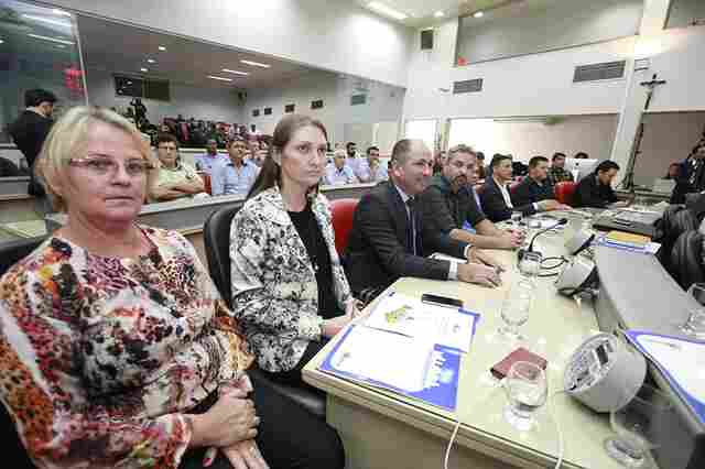 Caravana de prefeitos pede socorro a deputados estaduais