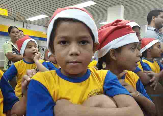 Campanha dos Correios é lançada com seis mil cartas; menino pede material escolar ao Papai Noel