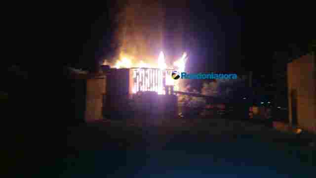 Casa fica totalmente destruída após incêndio criminoso em Porto Velho