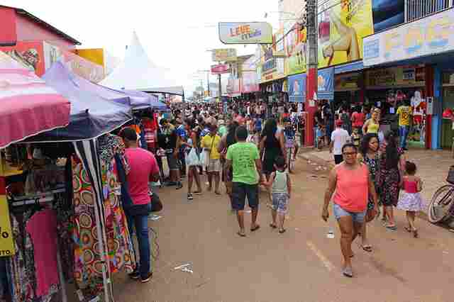 Consumidores lotam lojas no Domingão da Amador dos Reis