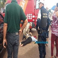 Mulher fica ferida em acidente entre moto e carro