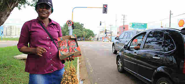 Vendedores informais ocupam espaços públicos para tentar aumentar vendas no final de ano