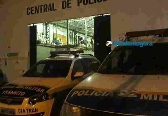 Bandidos são presos levando televisores roubados em cima de moto