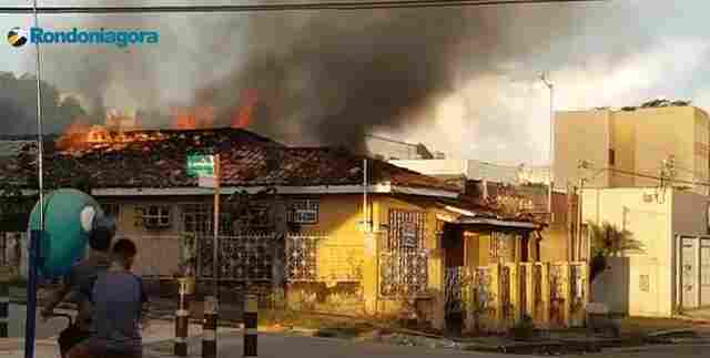 Incêndio destrói residência no centro de Porto Velho