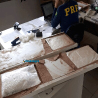 Vídeo: PRF prende jovem transportando 4 Kg de cocaína em ônibus com destino à Goiânia
