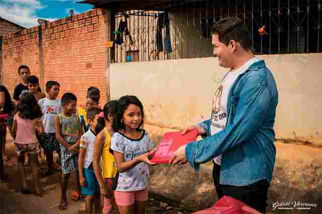 Projeto “Anjos do Bem” entrega 400 kits de material escolar a carentes da Zona Norte