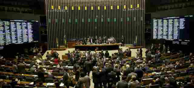 Câmara aprova decreto de intervenção no Rio; senadores votam medida nesta terça
