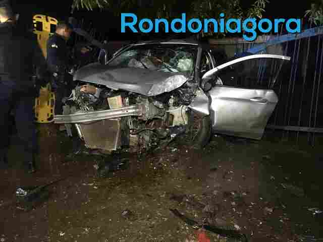 Motorista e mais dois ficam gravemente feridos em acidente na madrugada deste domingo