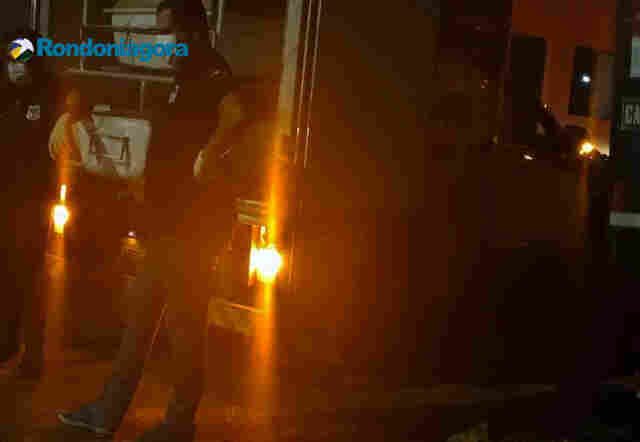 Garis encontram corpo de homem em lixeira