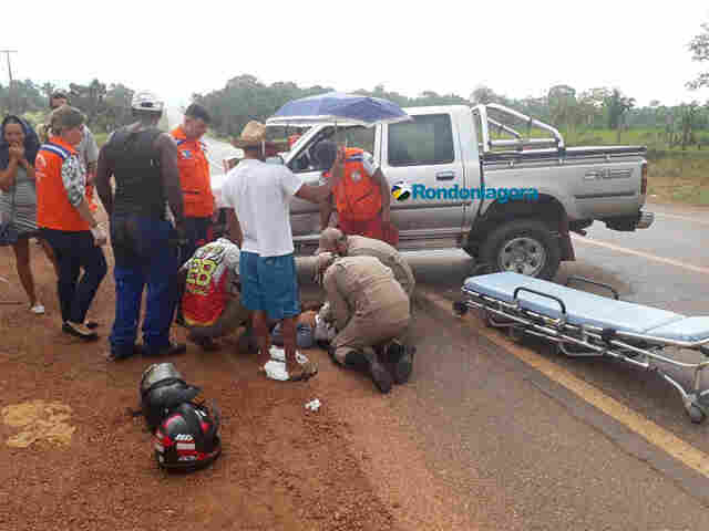 Duas pessoas ficam feridas em colisão de moto em Hilux na BR-319