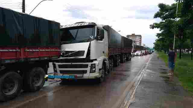 Carretas colidem na Avenida Jorge Teixeira e trânsito fica congestionado