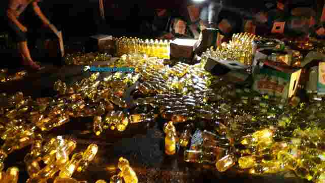 Carga de óleo de cozinha se espalha na BR-364 após porta de caminhão abrir