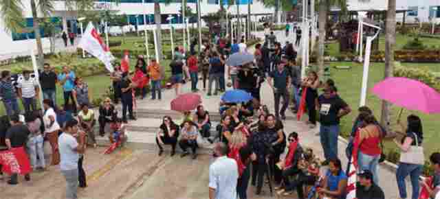 Trabalhadores em educação fazem assembleia para decidir se aceitam proposta do governo